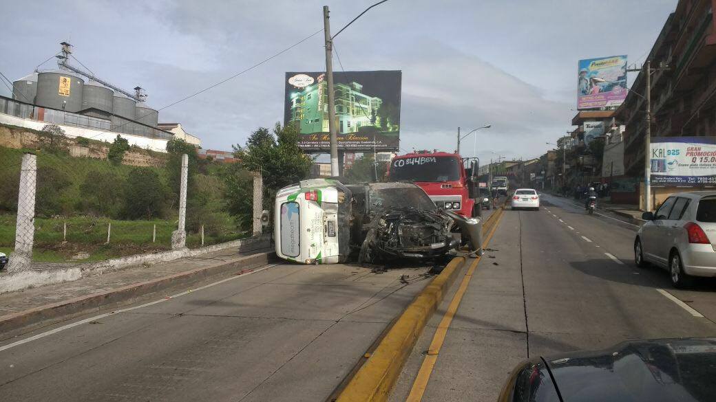 Vehículos arrollados por un camión, en Xela, quedan con severos daños. (Foto Prensa Libre: Stereo 100 Xela)