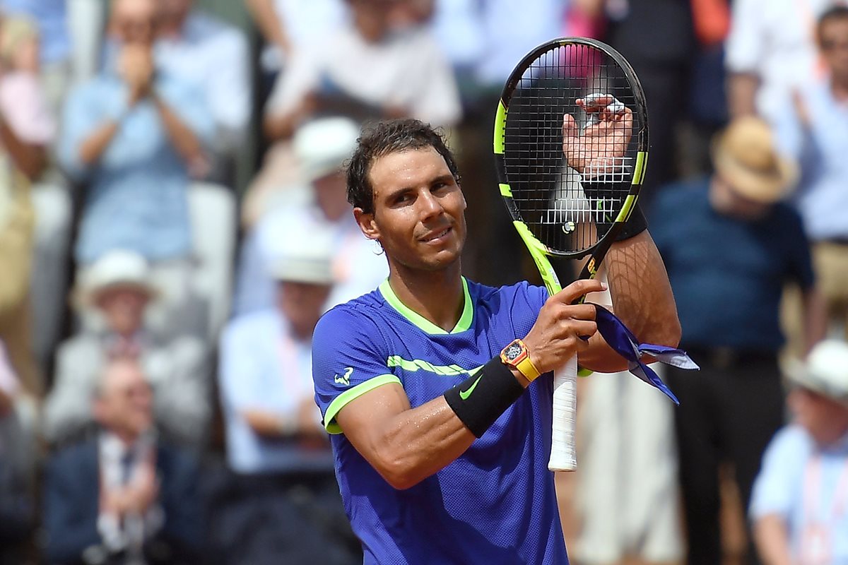 El español Rafael Nadal celebra la victoria en su debut en el Roland Garros. (Foto Prensa Libre:AFP)