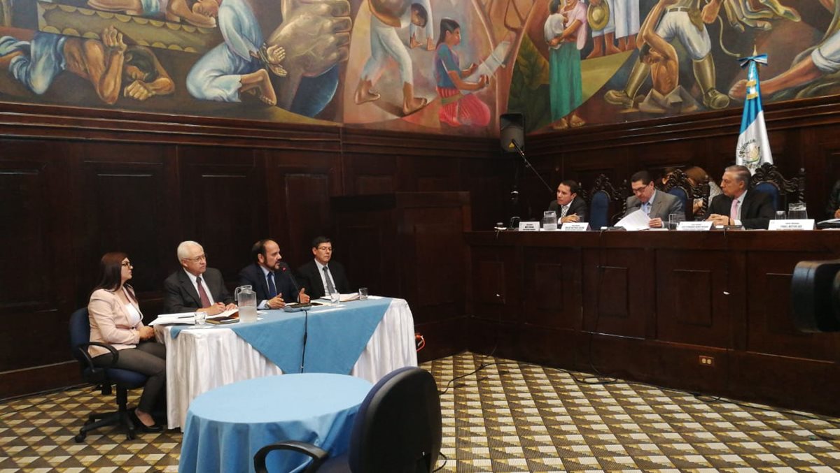 Representantes del TSE comparecieron ante la Comisión Pesquisidora del presidente Jimmy Morales. (Foto Prensa Libre: Érick Ávila)