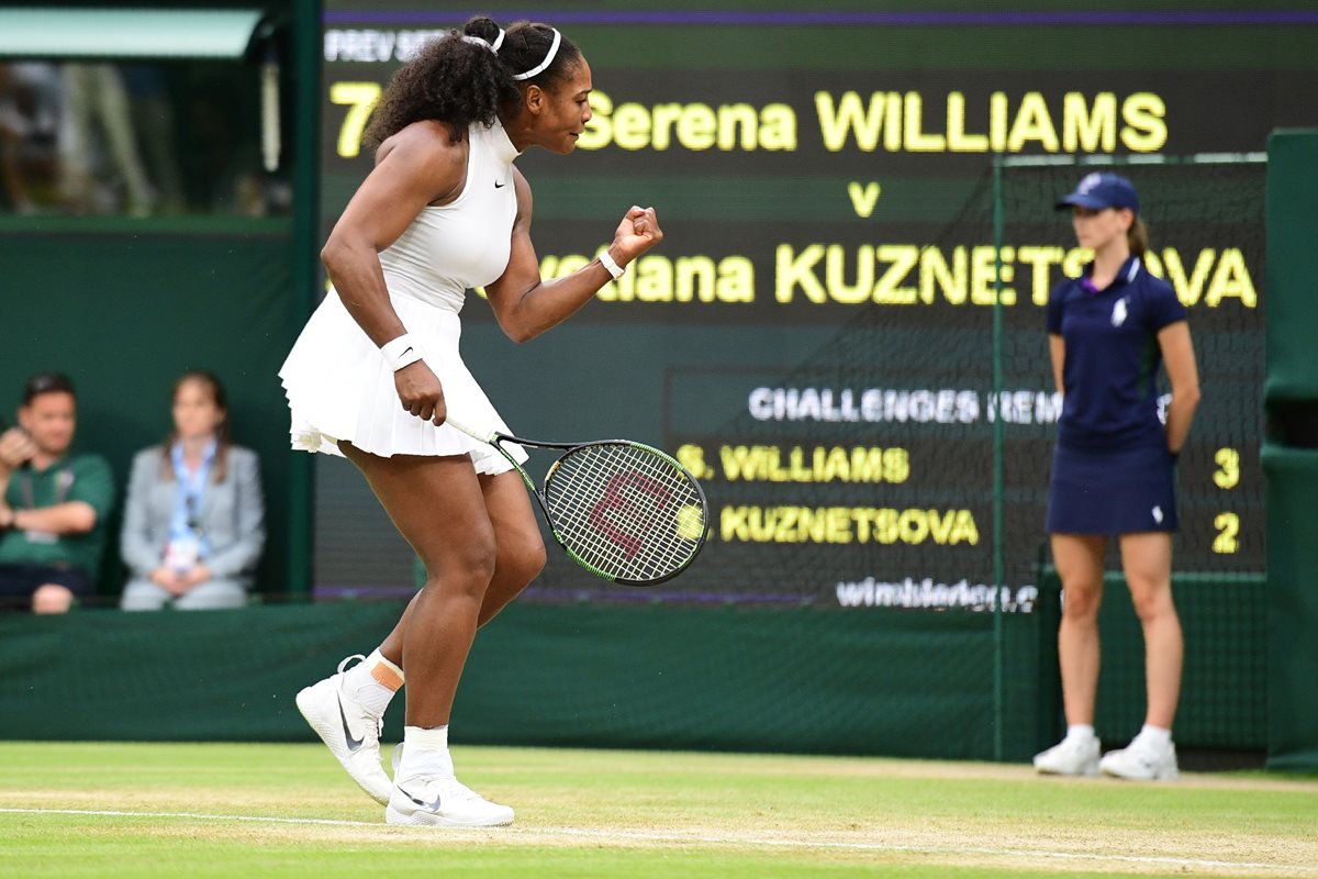 La estadounidense Serena Williams celebra un punto frente a la rusa Svetlana Kuznetsova en el duelo que ganó la norteamericana en Wimbledon. (Foto Prensa Libre: AFP)