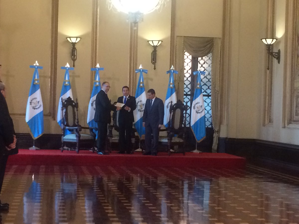 El presidente de Guatemala, Jimmy Morales, recibió hoy las cartas credenciales de los nuevos embajadores de México, Filipinas y Hungría. (Foto Prensa Libre: Minex)