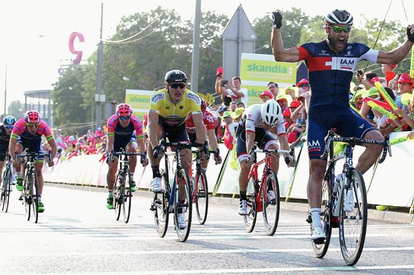 El italiano Matteo Pelucchi —derecha— del IAM se impone en la segunda etapa de la Vuelta a Polonia entre las localidades de Czestochowa y Dabrowa Gornicza de 146 kilómetros. (Foto Prensa Libre: EFE)