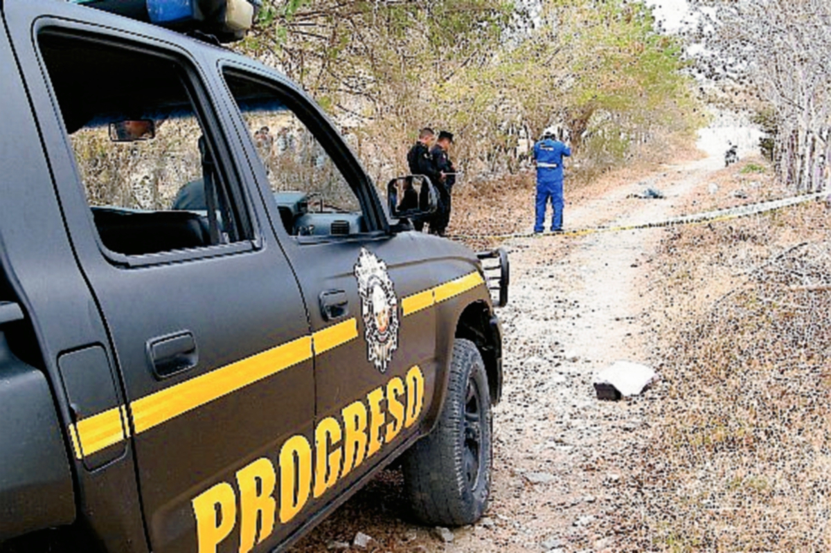Fiscales del MP acordonan el área donde fue hallado el cadáver de un hombre, en la aldea Las Anonas, El Jícaro, El Progreso. (Foto Prensa Libre: Héctor Contreras)