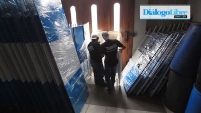 Las mesas y atriles están distribuidas en cada centro de votación.( Foto Prensa Libre: Hemeroteca PL)