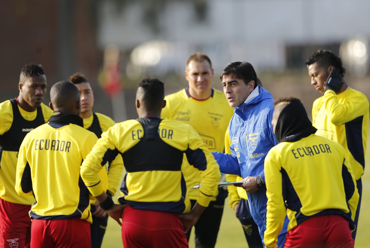 El técnico de Ecuador, Gustavo Quinteros, da instrucciones a sus jugadores durante el entrenamiento de ayer. (Foto Prensa Libre: AP)