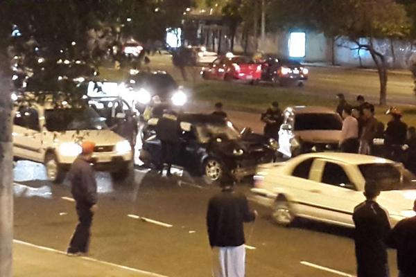 Una mujer salió expulsada del vehículo que conducía tras colisionar con otros dos automotores en el Bulevar Liberación. (Foto Prensa Libre:  <h2 class="ProfileHeaderCard-screenname u-inlineBlock u-dir" dir="ltr"><span class="ProfileHeaderCard-screennameLink u-linkComplex js-nav">@<span class="u-linkComplex-target">mariokerdj</span></span>)</h2><h2 class="ProfileHeaderCard-screenname u-inlineBlock u-dir" dir="ltr"><a class="ProfileHeaderCard-screennameLink u-linkComplex js-nav" href="../../mariokerdj" _mce_href="../../mariokerdj"><span class="u-linkComplex-target"></span></a><br _mce_bogus="1"/></h2>