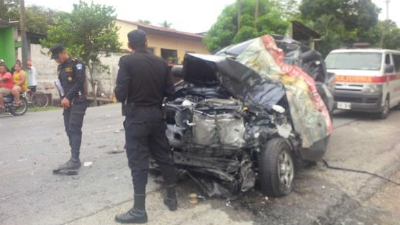 La cabina del picop quedó destruida luego de colisionar contra el autobús en Los Amates, Izabal. (Foto Prensa Libre: CVB)