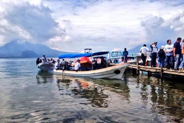 Gobernantes participan en un rally de limpieza del Lago de Atitlán. (Foto Prensa Libre: Tomado de Twitter)<br _mce_bogus="1"/>