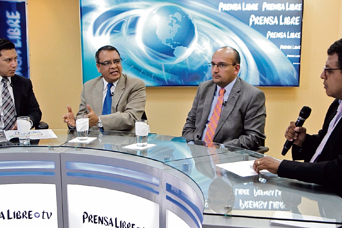 Selvin García y Leonel Lira —al centro— conversan con el coeditor Álex Rojas y el periodista Manuel Hernández.