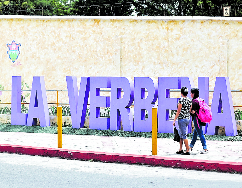 La Municipalidad de Guatemala ha puesto varios rótulos gigantes en colonias y monumentos de la ciudad. (Foto Prensa Libre: Oscar Rivas)