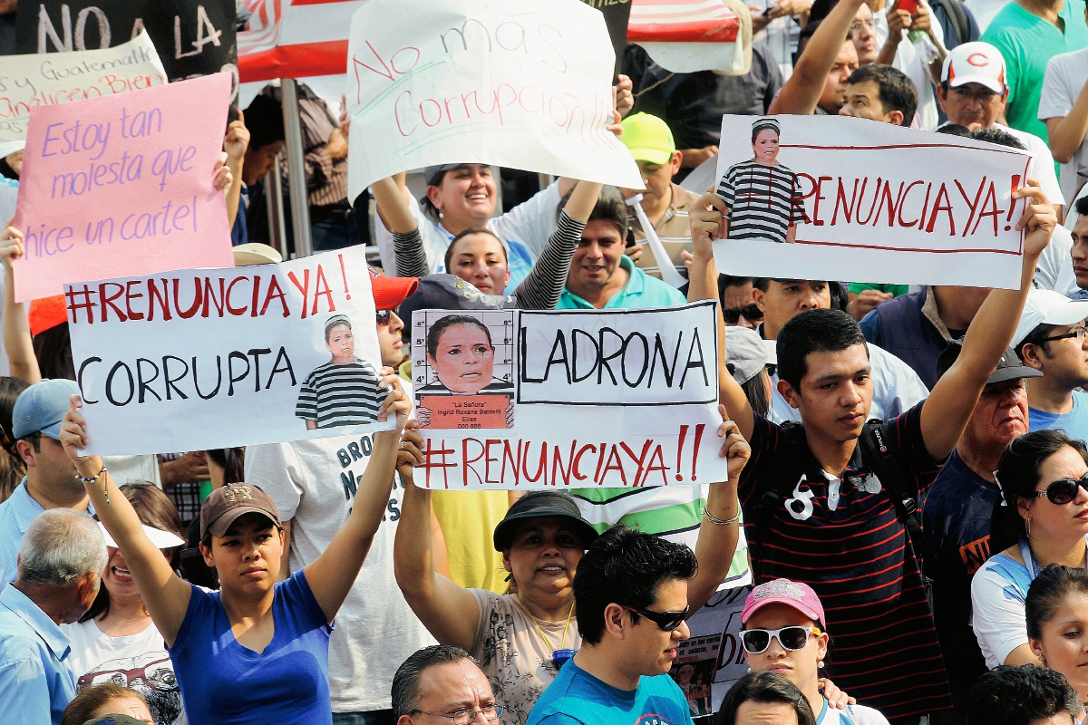 Miles de guatemaltecos marcharon en Guatemala exigieron la renuncia del binomio presidencial. (Foto Prensa Libre: Hemeroteca PL)