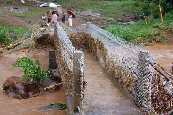Con daños a causa del aumento del agua del río  resultó un puente que da acceso a la escuela de cantón Los Encuentros, zona 1 de Coatepeque, Quetzaltenango. (Foto Prensa Libre: Alexander Coyoy)