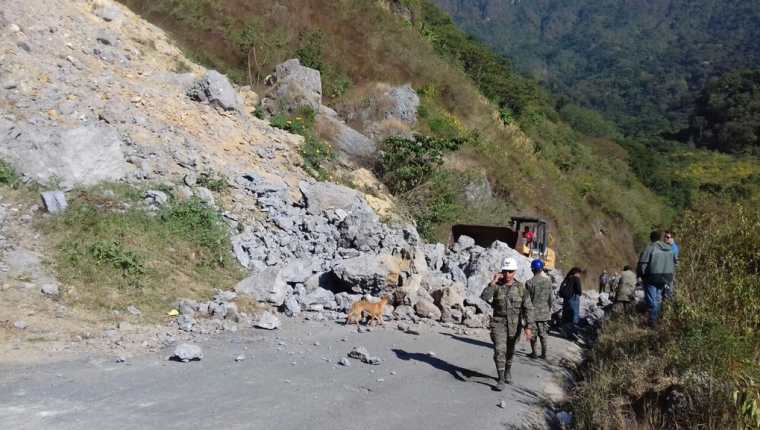 Maquinaria retira rocas para permitir el paso de automotores. (Foto Prensa Libre: Conred).
