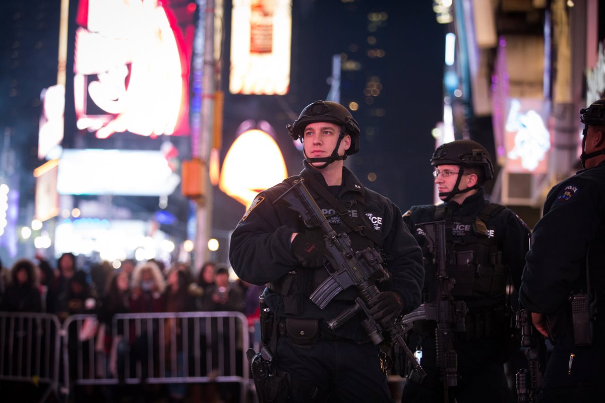 Agentes de la Policía vigilan los rescientes festejos de Año Nuevo en Nueva York. (Foto Prensa Libre: AP).