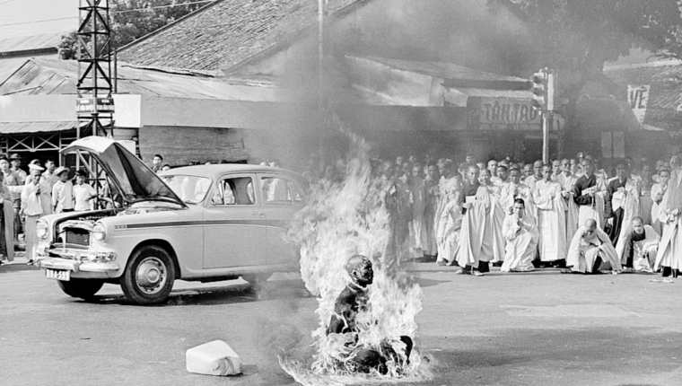 Quang Duc autoinmolándose en Saigón en 1963. (Foto Prensa Libre: AP)