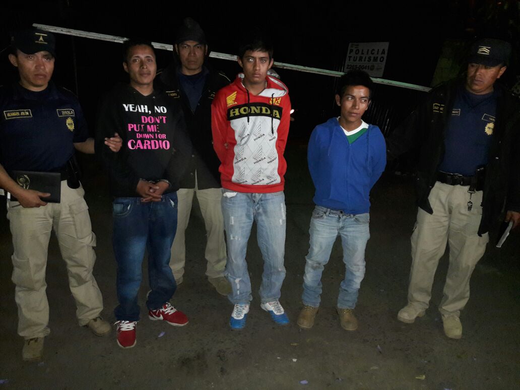 Sujetos capturados son señalados de haber herido a una turista alemana y dos estadounidenses en Antigua Guatemala. (Foto Prensa Libre: PNC)