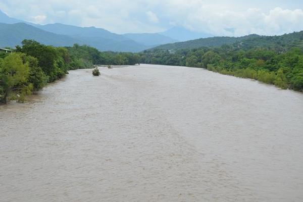 A su  paso por Zacapa, el río Motagua forma canales en sus riberas, que  son conocidos como vegas. (Foto Prensa Libre: Víctor Gómez)