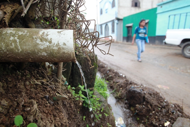En Sacoj Grande las aguas servidas corren a flor de tierra. (Foto: Hemeroteca PL)
