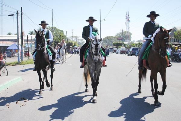 Pobladores de Tiquisate presenciaron el desfile hípico como parte de la feria titular de ese municipio. (Foto Prensa Libre: Felipe Guzmán)<br _mce_bogus="1"/>
