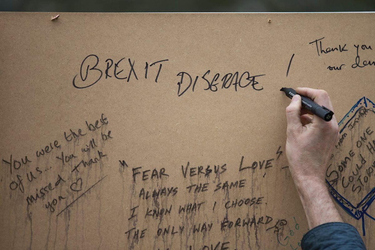 ¡"Brexit" de la vergüeza! se lee en un mural que recuerda a la recientemente asesinada diputada, Jo Cox. (Foto Prensa Libre: AFP).