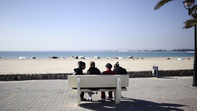 “No me pude imaginar cuán inmensa es la presión”: las mujeres de Túnez que quieren volver a ser vírgenes
