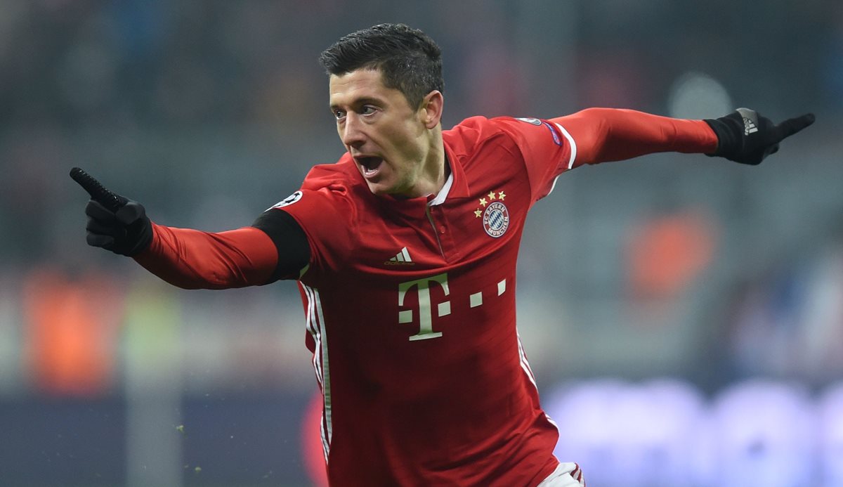 Robert Lewandowski corre a festejar luego de marcar el gol que le dio el triunfo al Bayern de Múnich. (Foto Prensa Libre: AFP).