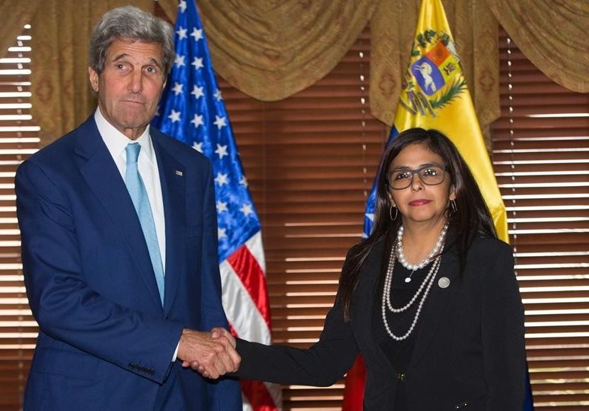 John Kerry, secretario de Estado de EE. UU. saluda a la canciller venezolana, Delcy Rodríguez. (Foto Prensa Libre: AFP).