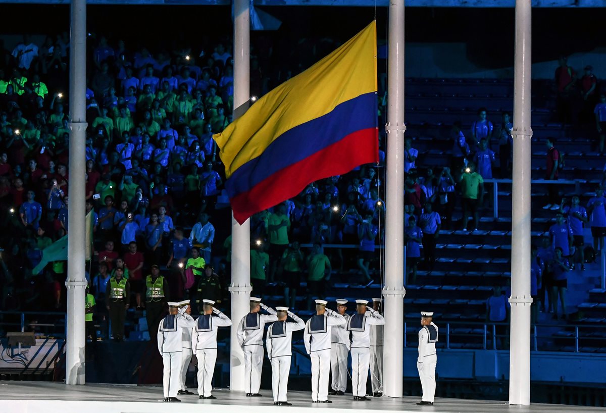 Momento de la izada de la bandera de Colombia, sede de los Juegos CA y del Caribe. (Foto Prensa Libre: AFP).