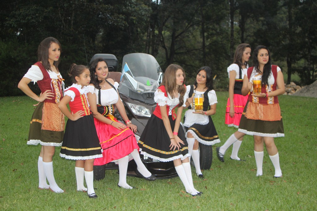 Señoritas lucen trajes de Alemania, durante la celebración del Oktoberfest, en San Juan Chamelco, Alta Verapaz. (Foto Prensa Libre: Ángel Tax)