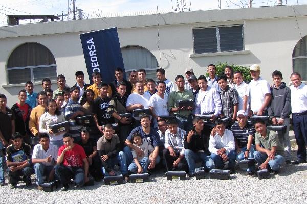 grupo de  jóvenes de Jalapa que concluyó el  curso de electricidad, el cual  duró cinco meses.