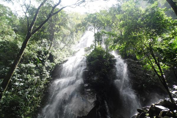 Esta cascada se encuentra en Suchitepéquez. (foto Prensa Libre: Raymundo de las barreras)