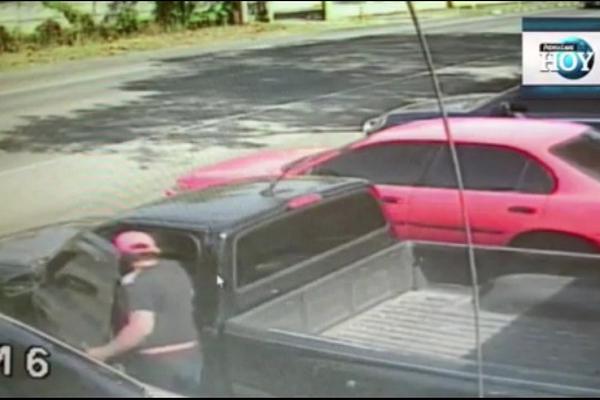 <p class="bb-form-u-id">Momento en el que un delincuente roba picop en San Sebastián, Retalhuleu. (Foto Prensa Libre: Jorge Tizol).</p>