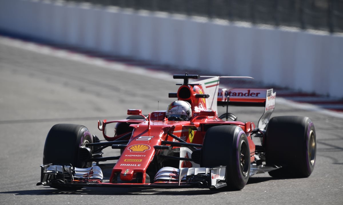 El alemán Sebastian Vettel fue el más rápido de la segunda sesión de ensayos del Gran Premio de Fórmula Uno de Rusia. (Foto Prensa Libre: AFP)