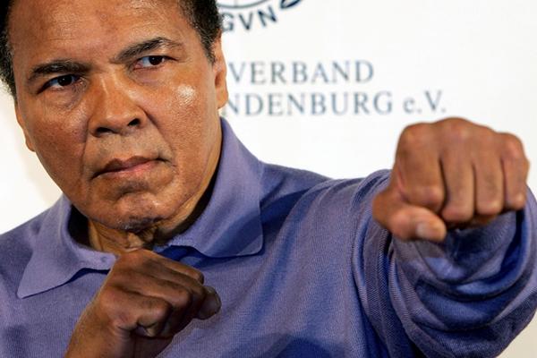 El boxeador Muhammad Alí, de 72 años, considerado por muchos como el más grande de todos los tiempos, continua hospitalizado por una leve neumonía. (Foto Prensa Libre: AP)