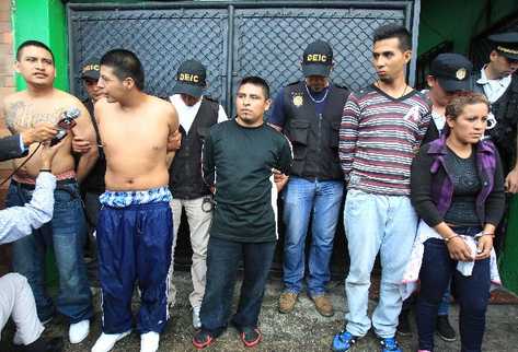 Varios integrantes de la clica de la mara 18 denominada Crazy Gangsters fueron capturados por la matanza en Nacahuil (Foto Prensa Libre: Estuardo Paredes)