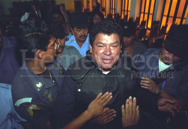 Alfredo Moreno es llevado a la Torre de Tribunales. (Foto: Hemeroteca PL)
