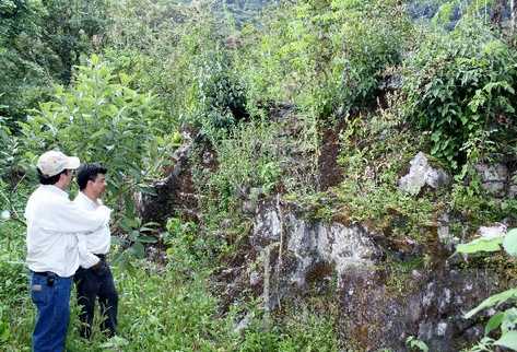 Propietarios de la finca observan uno de los monumentos aún no    estudiados por expertos,  en la finca El Recuerdo.