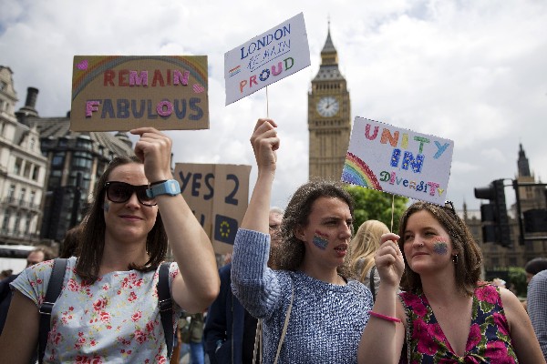 Manifestantes protestan contra el resultado del brexit en el centro de Londres.(foto Prensa Libre:AFP).
