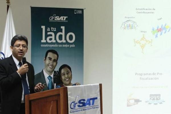 Omar Franco, jefe de la SAT, en la conferencia de prensa donde anuncia el plan de fiscalización. (Foto Prensa Libre: Álvaro Interiano)
