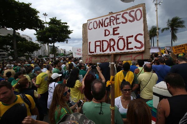 Brasileños protestan contra el Congreso en calles de Río de Janeiro. (Foto Prensa Libre: EFE)