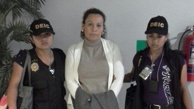 Mónica de Jesús Rivas Gil fue capturada por la Policía Nacional Civil por posibles vínculos con la muerte de su esposo, Byron Giovanny Andrade Salazar. (Foto Prensa Libre: Policía Nacional Civil)