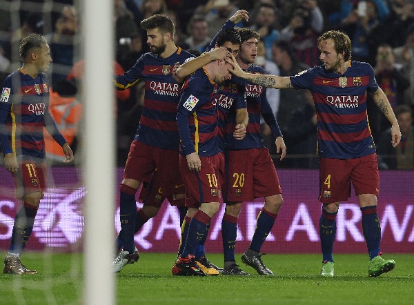 Los jugadores del Barcelona celebran el triunfo contra el Athletic Club y avanzan a las semifinales de la Copa del Rey. (Foto Prensa Libre: AFP)