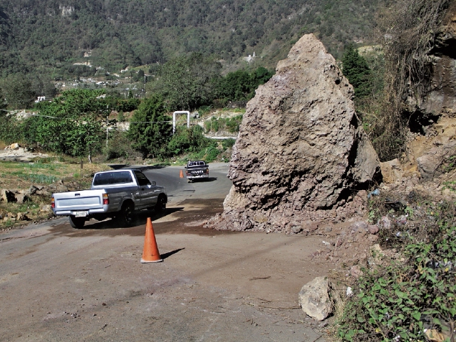 Varios tramos tienen  problemas por  falta de mantenimiento, como la ruta Cito-Zarco, en Retalhuleu. (Foto Prensa Libre: Maria Jose Longo)