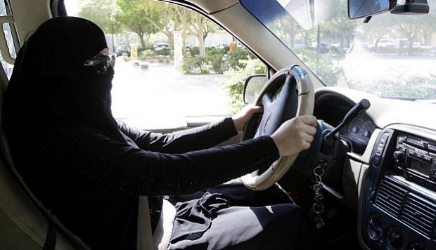 Mujeres podrán conducir vehículo en Arabia Saudí por orden del rey
