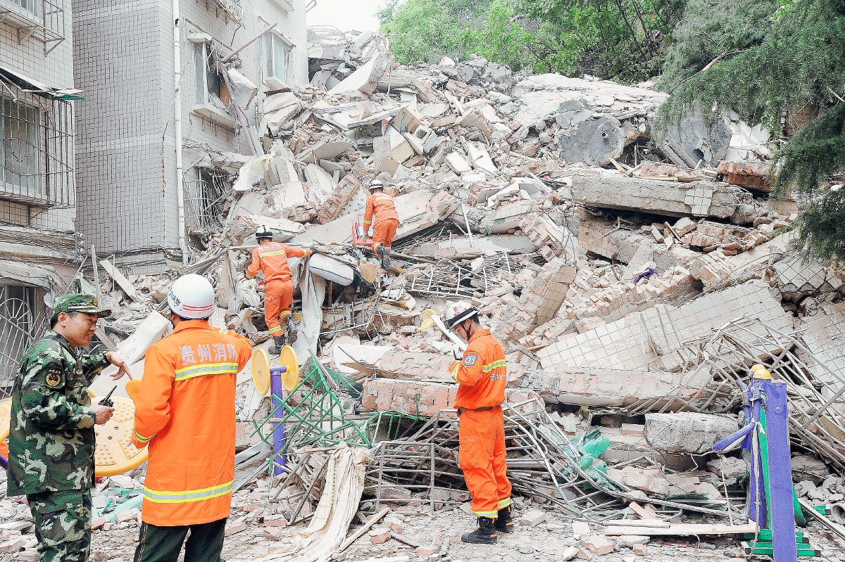 Rescatistas trabajan  en busca de víctimas.(Foto Prensa Libre:AFP