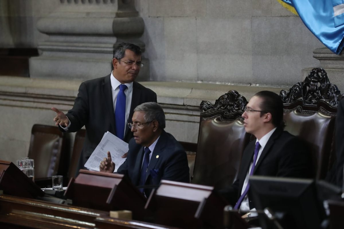 El diputado Marvin Orellana —de pie— discute con el primer vicepresidente del Congreso Felipe Alejos —derecha—. (Foto Prensa Libre: Archivo)