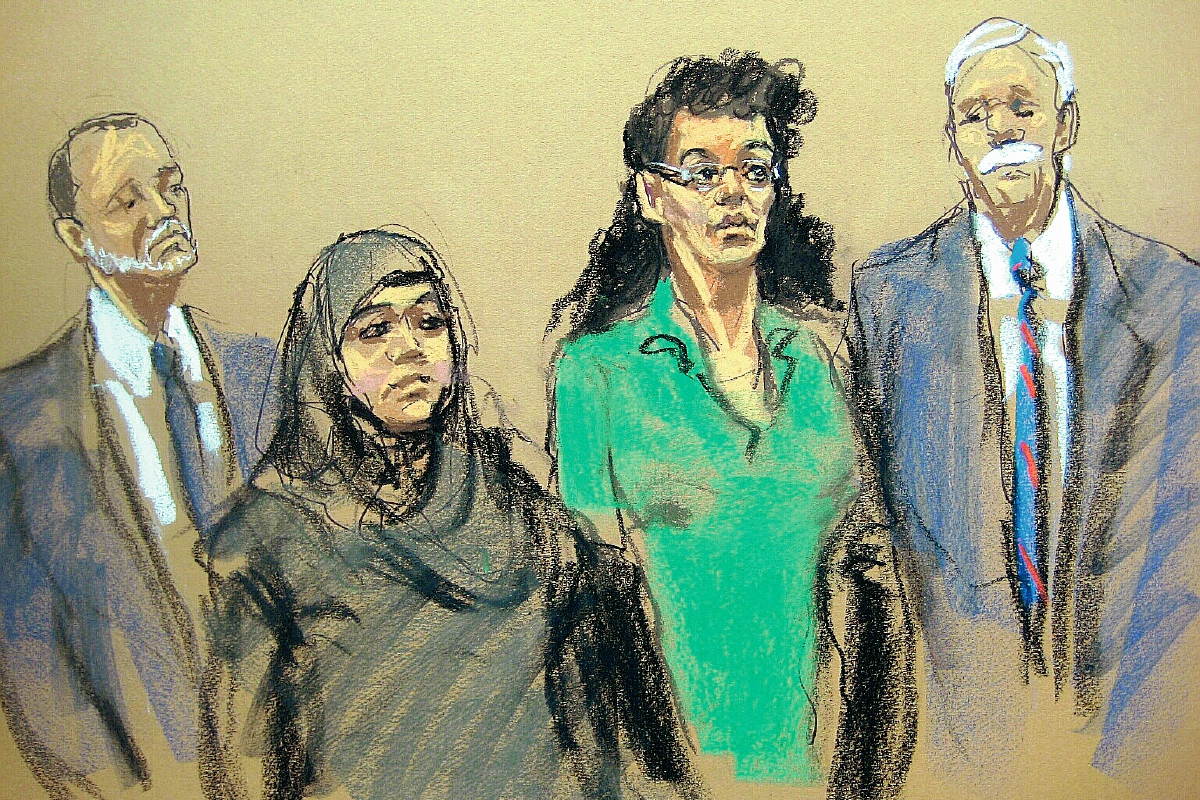 Ilustración de Noelle Velentzas, centro, izquierda y Asia Siddiqui, centro derecha, durante su comparecencia ante un juez federal. (AP).