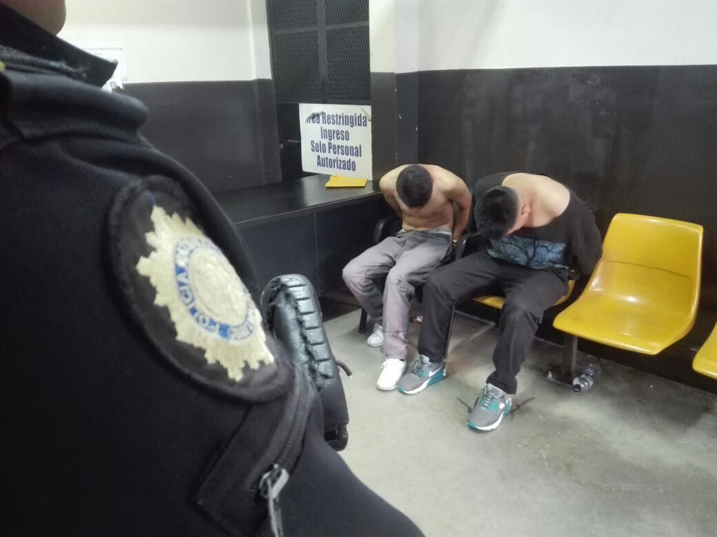 Supuestos responsables de descuartizar a una persona y meter el cadáver en costales. (Foto Prensa Libre: PNC)