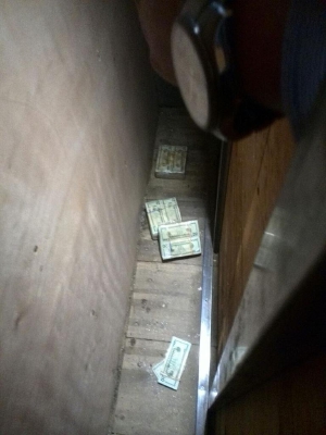 Tres paquetes con dólares y varios billetes en el piso de un furgón fueron localizados en camión.