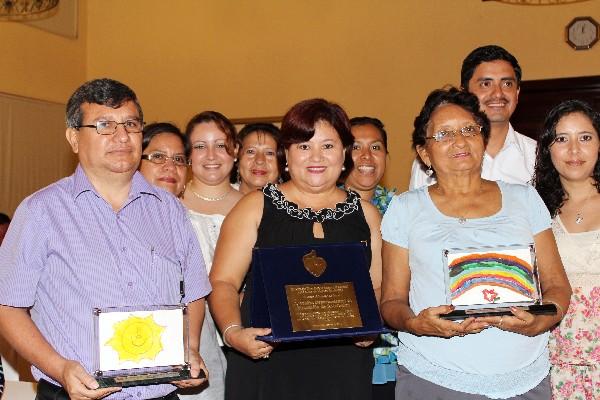 Enma Marroquín, directora  de Educación en Reu —centro—, junto  a  otros  galardonados.